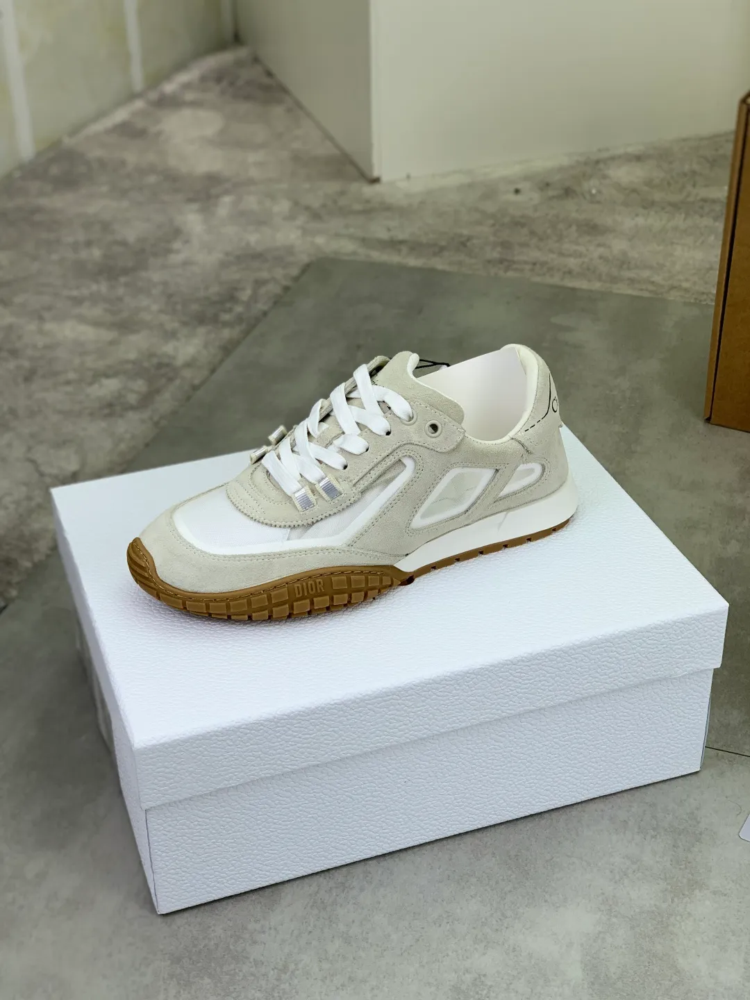 Men's men's shoes P560 new Dior Tech sneakers 2026 early spring series new products, with fashionable details, highlighting retro aesthetics. The light beige anti-suede cow leather upper is spliced ​​with apricot transparent mesh fabric on the side. The upper window edge is adhered with high-frequency flat ironing and back-pressure. It replicates the original craftsmanship, making it beautiful and comfortable without falling off. The interior is made of sheep lining of the same color and is soft and comfortable. The heel and tongue are embellished with the Paris logo. The textured TPU soles with the same color logo. The high-end version is exquisitely packaged with an airplane box, adding to the high-end style. Color: 4️⃣colors available Size: Female 35-41 Male 39-46
